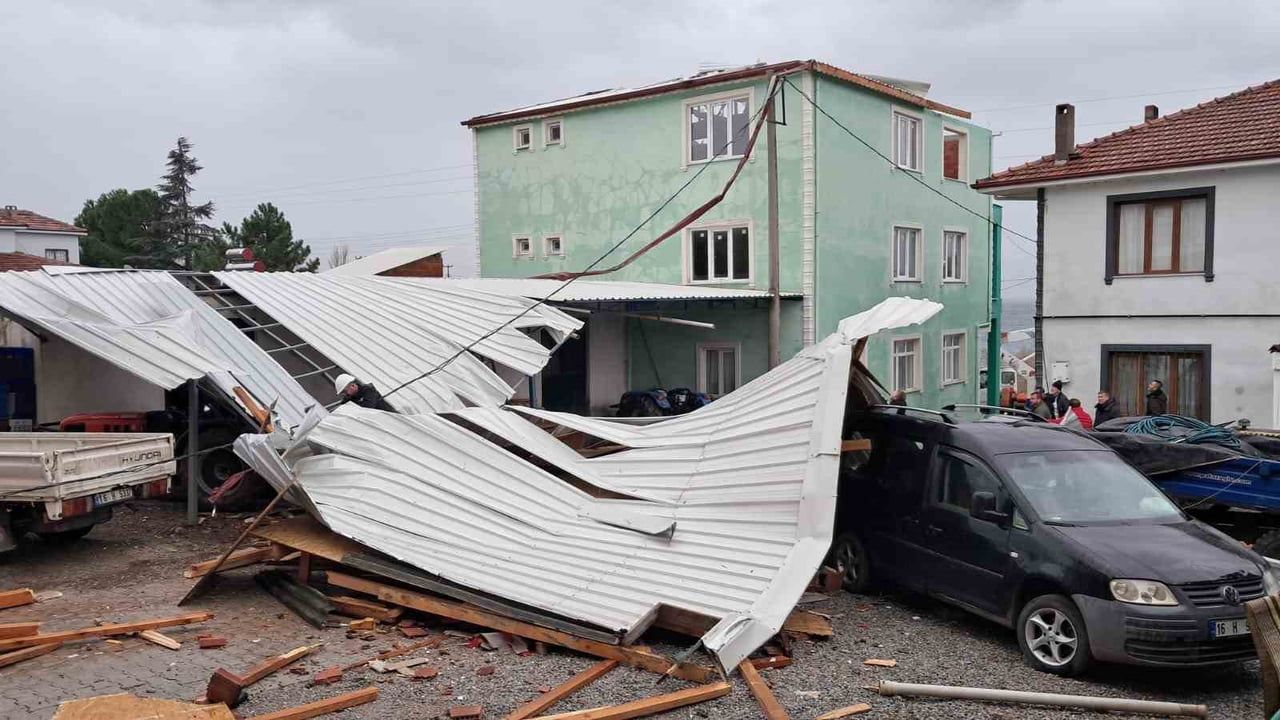 İznik’te Şiddetli Fırtına: Boyalıca’da Ev Çatısı Uçtu