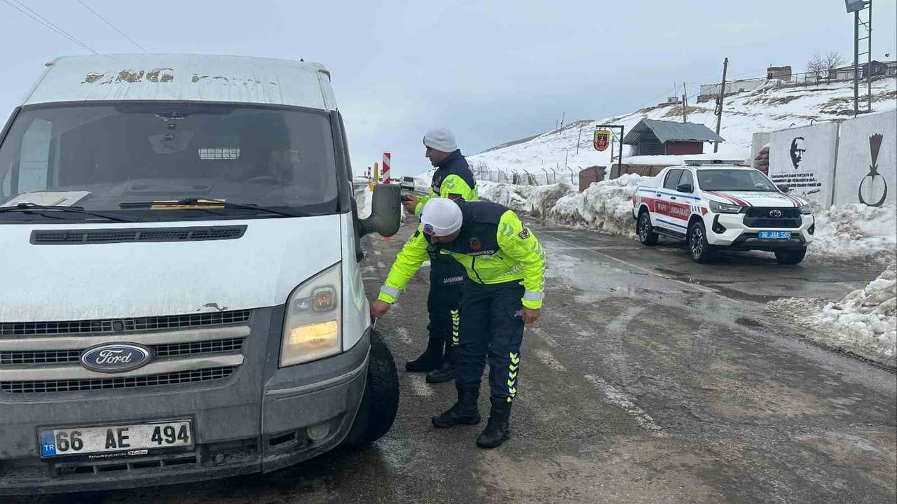 Jandarmadan Sürücülere Hayati Uyarılar: Hakkâri'de Kış Trafik Denetimleri