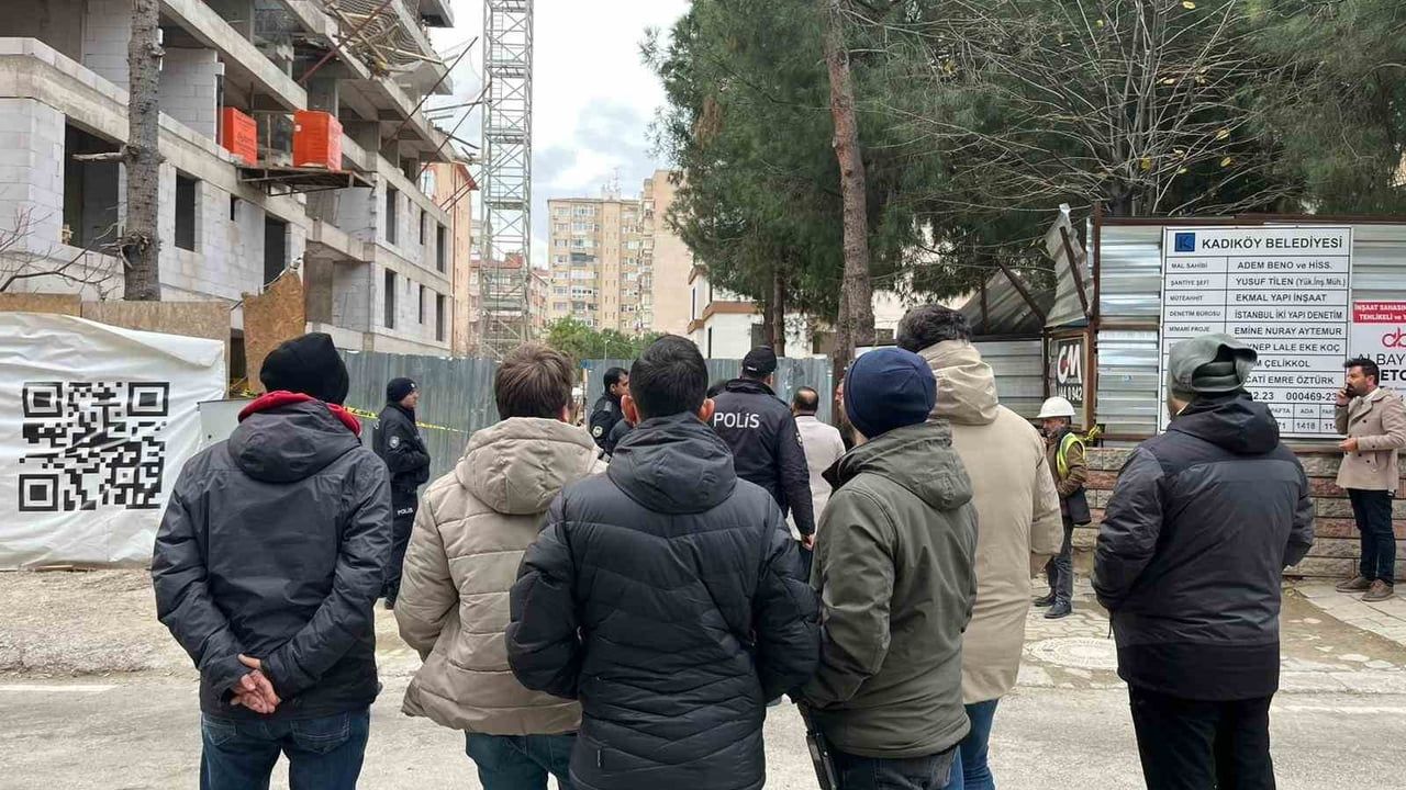 Kadıköy'de İnşaat İşçileri Vinç Kulesine Çıktı — Maaş İddiası
