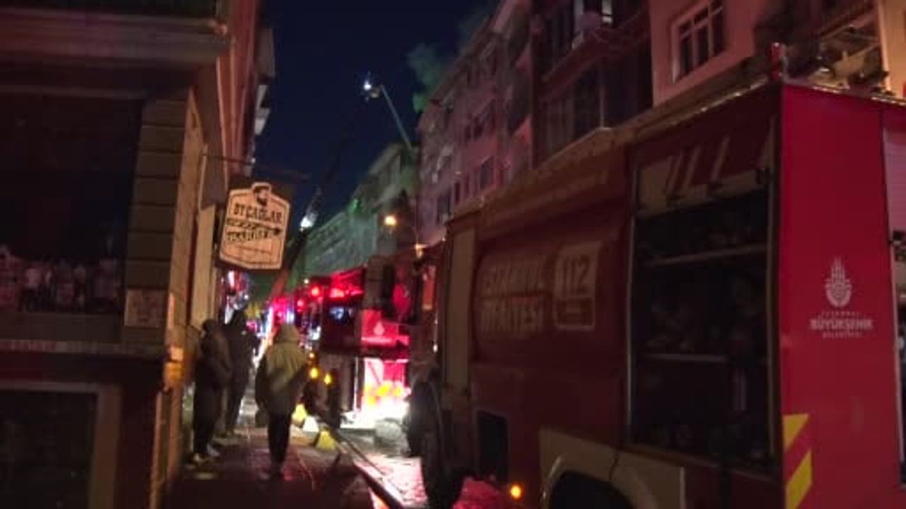 Kadıköy'de Metruk Binada Yangın: Evsiz Kişi Camdan Atladı