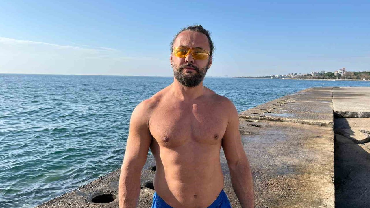 Kadıköy Şaşkınbakkal'da lodos: 3 yüzücü kayalıklara savruldu