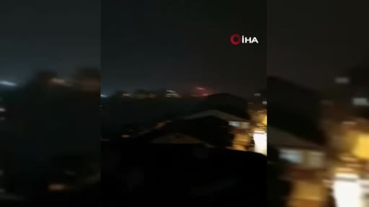 Kağıthane'de 4 Katlı Binanın Çatısında Yangın