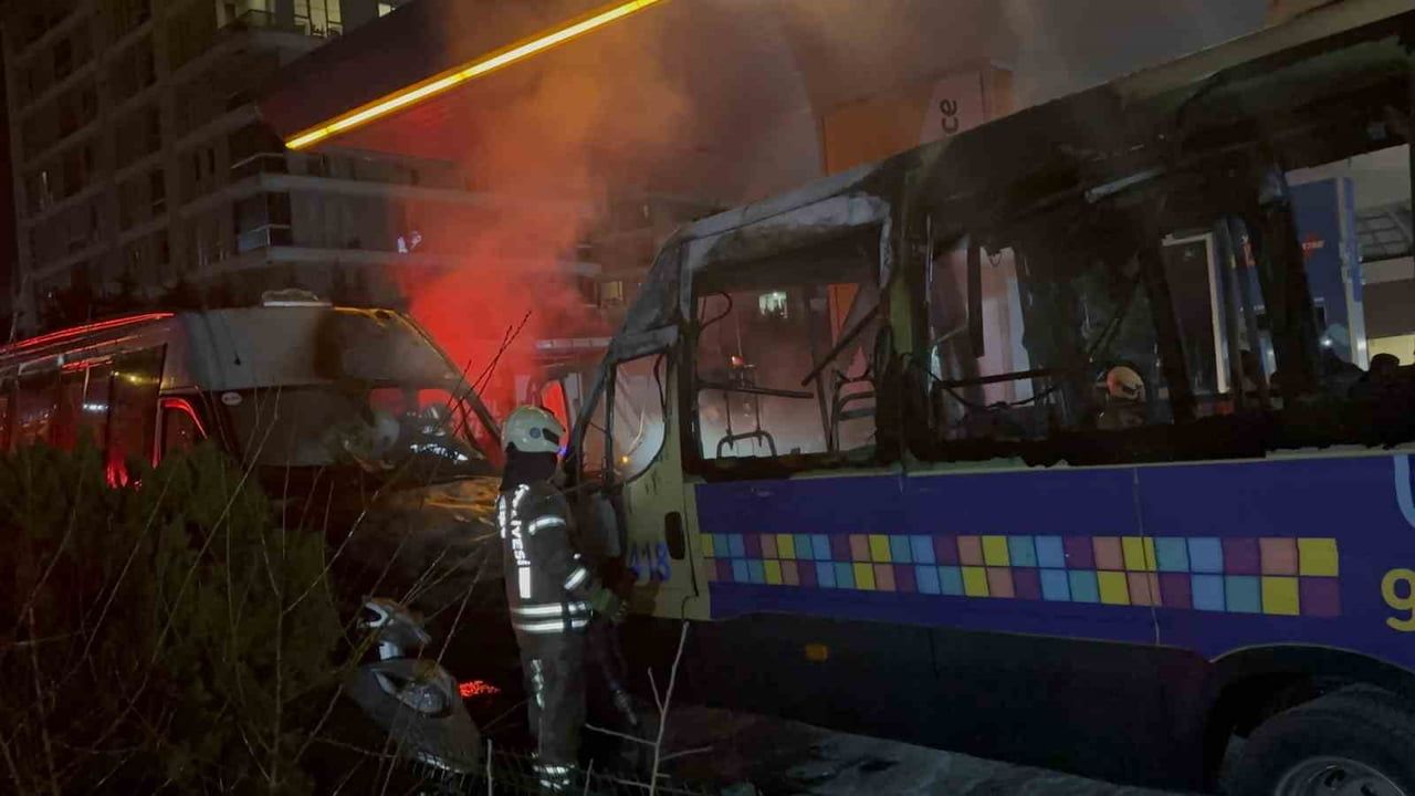 Kağıthane'de Benzin İstasyonunda 2 Minibüs Alev Aldı — Yangın Kontrol Altında