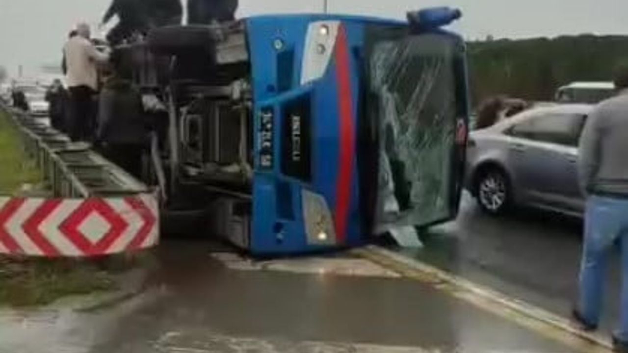 Kağıthane'de cezaevi nakil aracı devrildi — 19 yaralı, 2 jandarma ağır