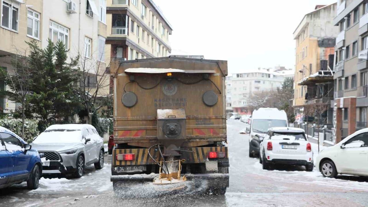 Kağıthane’de Karla Mücadele 24 Saat Aralıksız: 500 Personel ve 8 Bin Ton Tuz