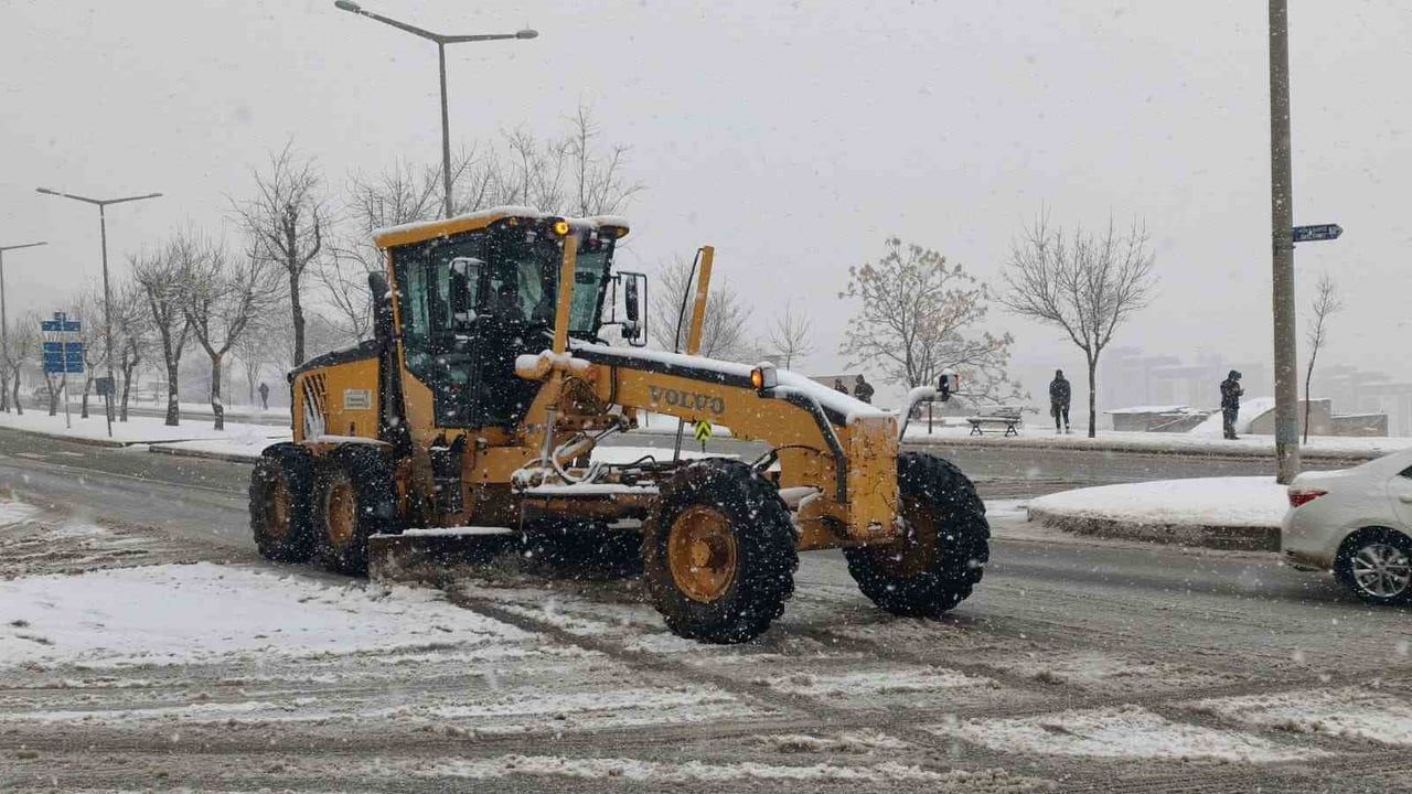 Kahramanmaraş Büyükşehir Belediyesi Kar Yağışına Anında Müdahale