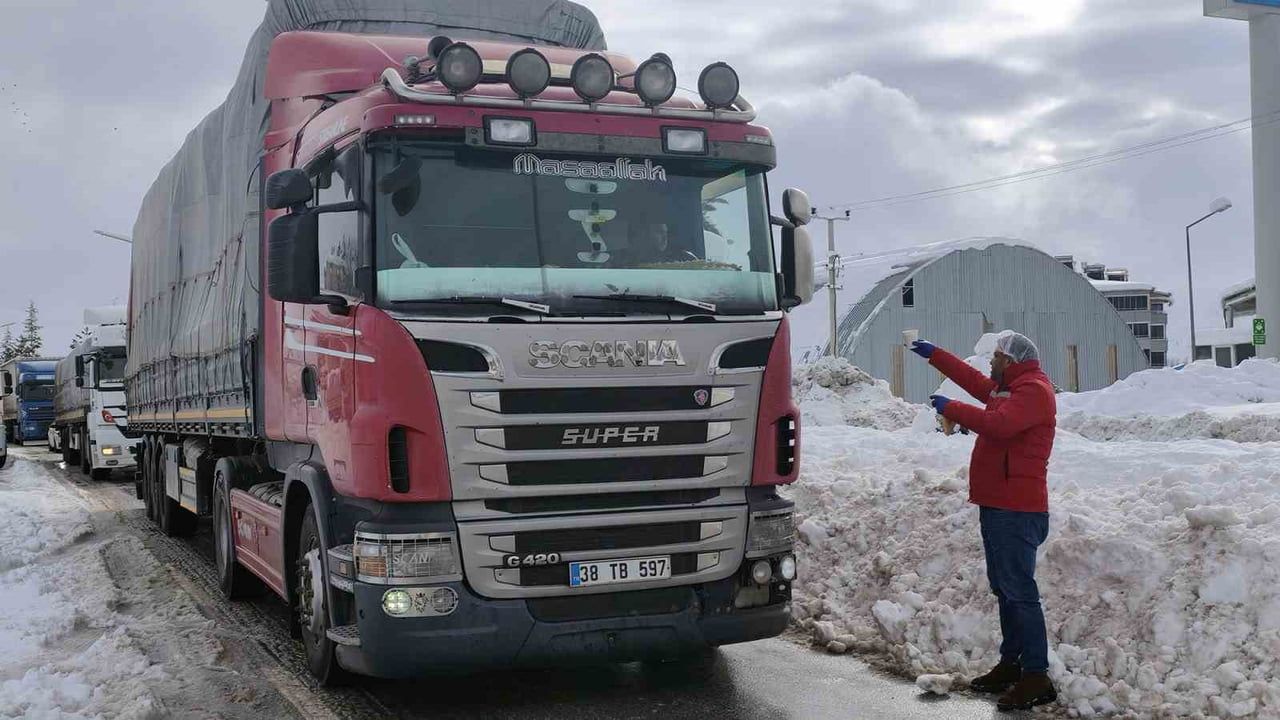 Kahramanmaraş Büyükşehir'den Yolda Sürücülere Sıcak Çorba İkramı