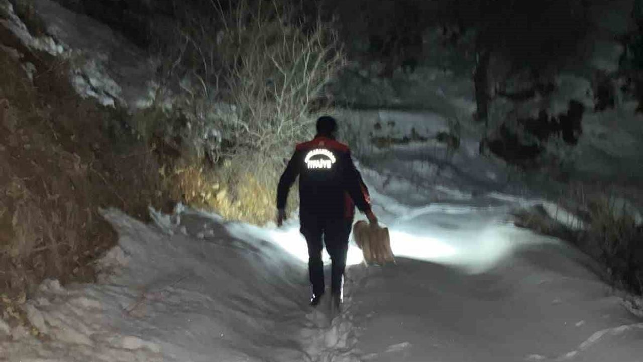 Kahramanmaraş'ta Bağ Evinde Mahsur Kalan Aileye İtfaiyeden Erzak Desteği