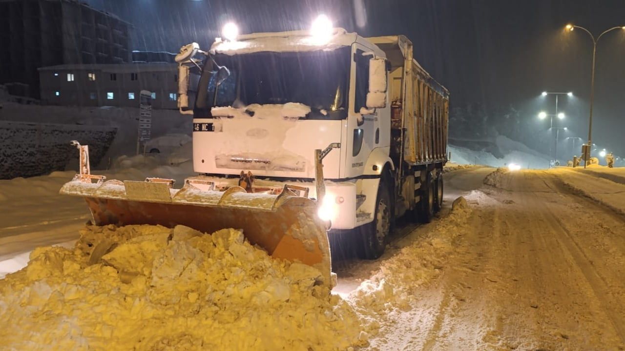 Kahramanmaraş’ta Belediye Ekipleri 7/24 Karla Mücadelede