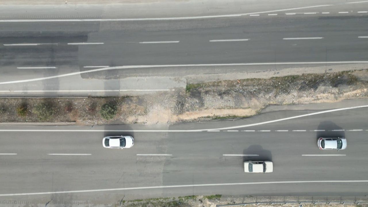 Kahramanmaraş’ta depremde 7 metre kayan yol görüntülendi