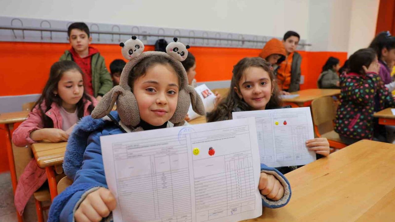 Kahramanmaraş'ta Haydar Aliyev İlkokulu'nda Karne Heyecanı