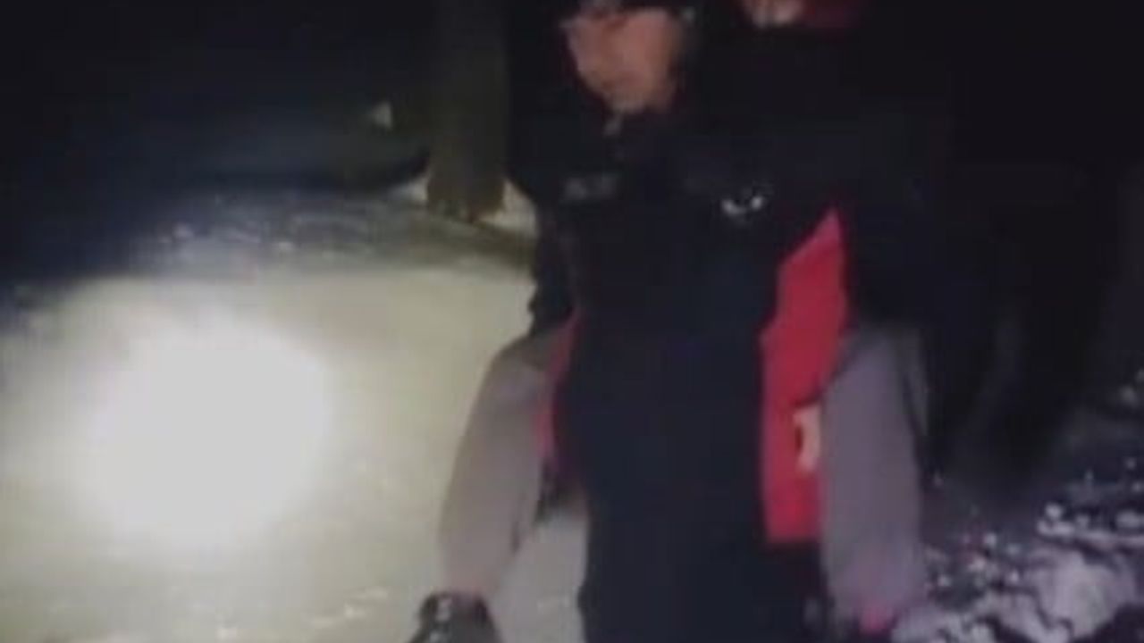 Kahramanmaraş'ta İtfaiye, Kar Engelini Aşarak İki Kişiyi 500 Metre Taşıdı