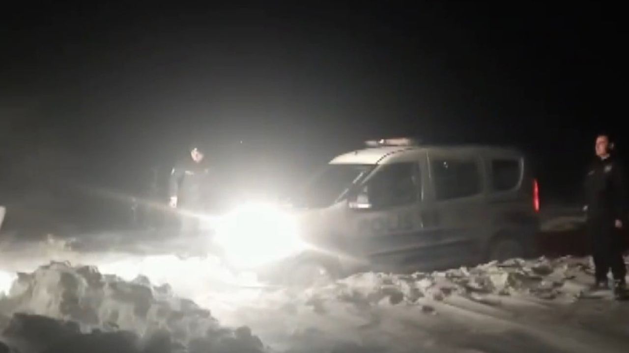 Kahramanmaraş'ta Kar Engeli: Yolda Kalan Polis Ekibini İş Makineleri Kurtardı