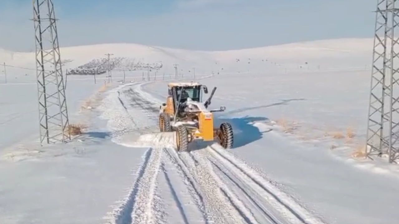 Kahramanmaraş'ta Kar Temizliği: Büyükşehir Ekipleri Gece Gündüz Yollarda