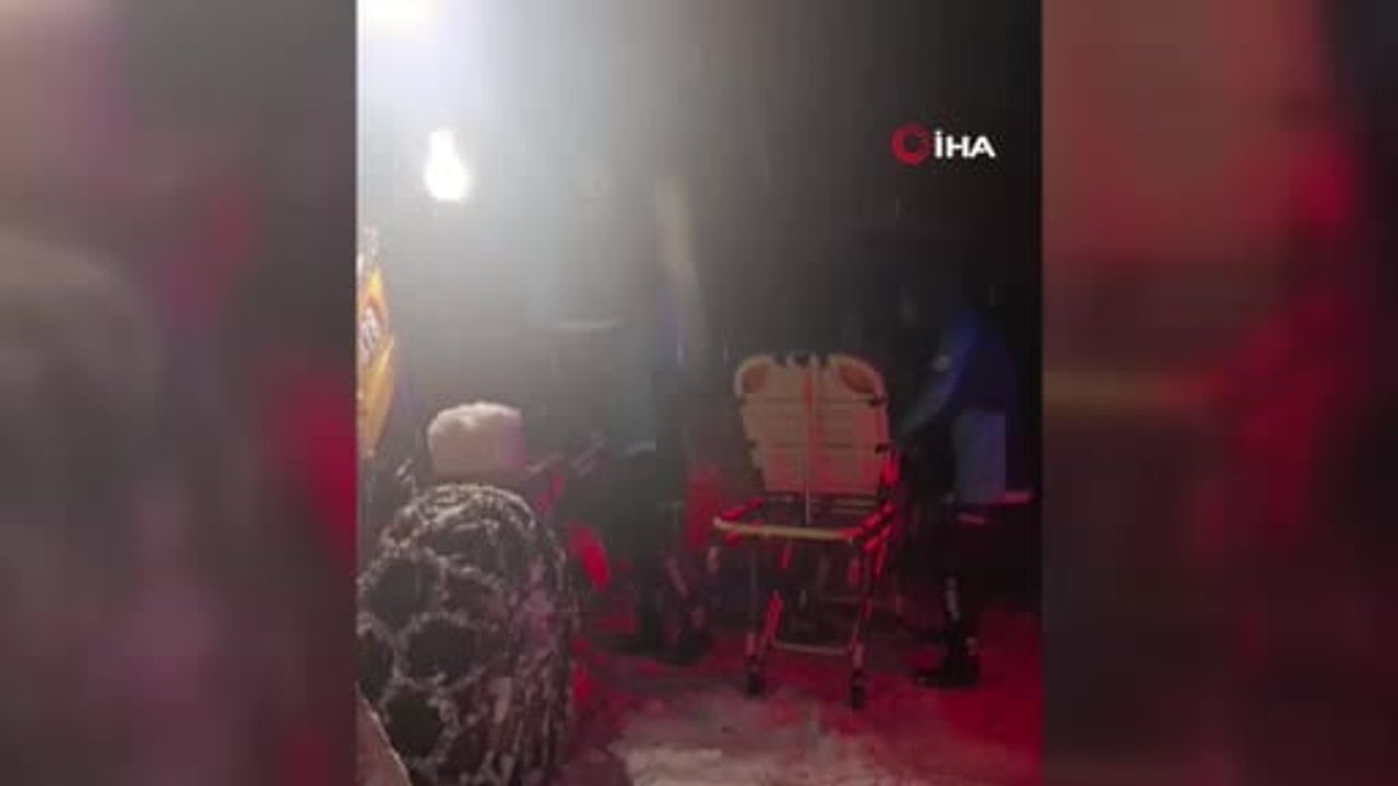 Kahramanmaraş'ta Karla Kapanan Yol Açıldı, Zehirlenen Kişi Kurtarıldı