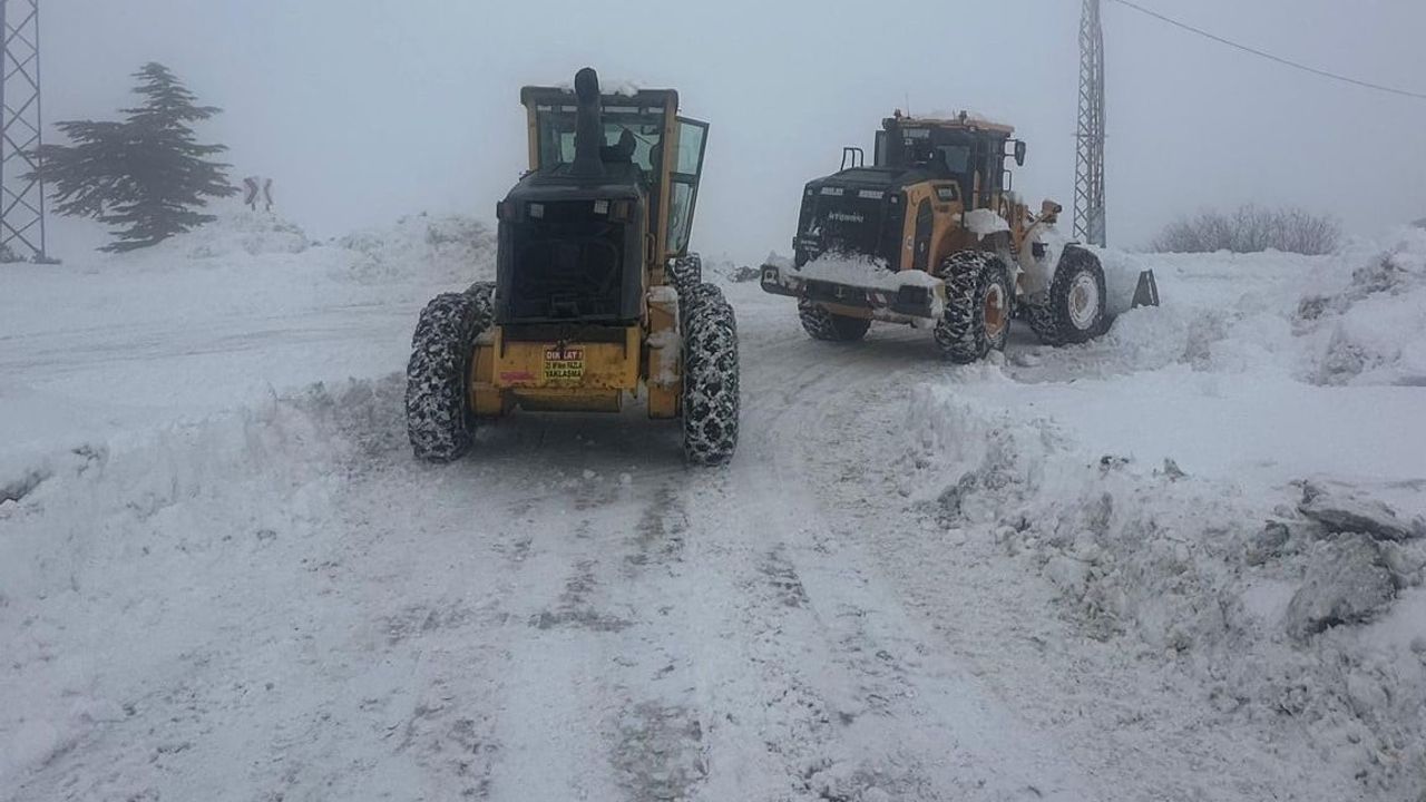 Kahramanmaraş'ta Karla Mücadele: Büyükşehir Ekipleri Gece Gündüz Sahada