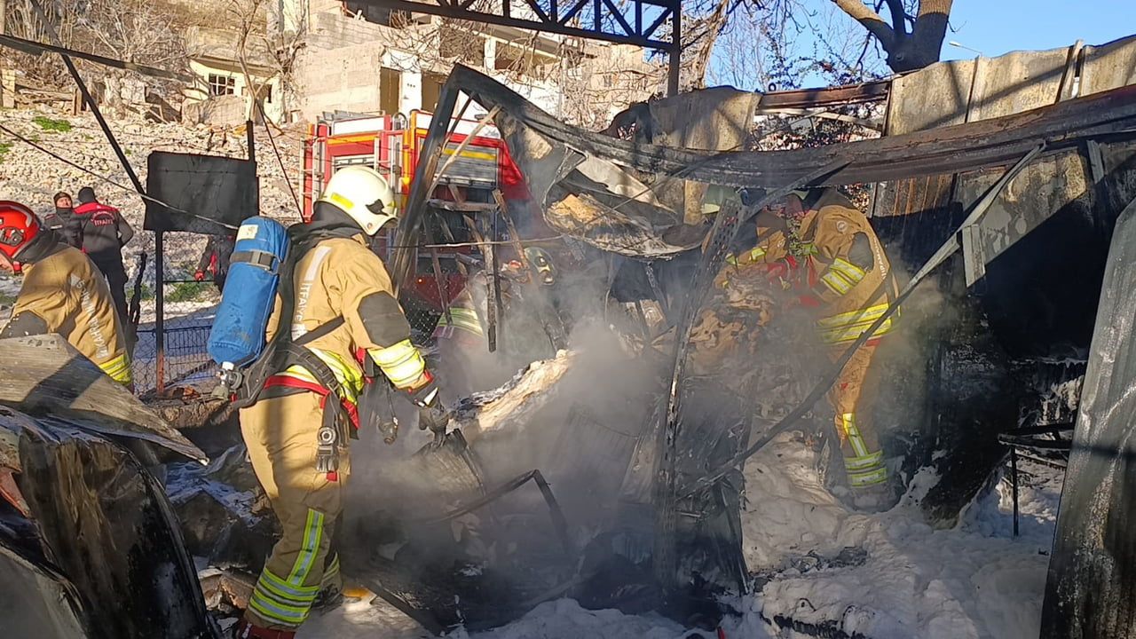 Kahramanmaraş'ta Konteyner Çarşıda Yangın: 3 Konteyner ve 3 Araç Kül Oldu