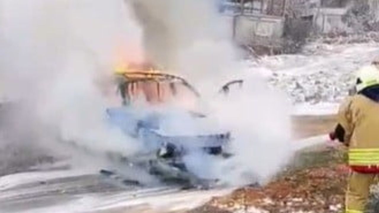 Kahramanmaraş'ta Seyir Halindeki Otomobil Alev Alev Yandı