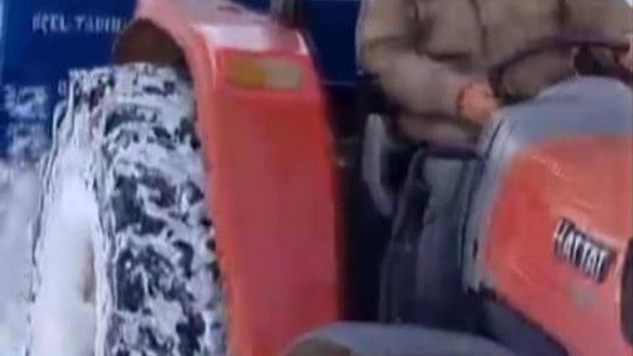 Kahramanmaraş'ta Traktörle Kar Drifti ve Yol Açma Sevinci