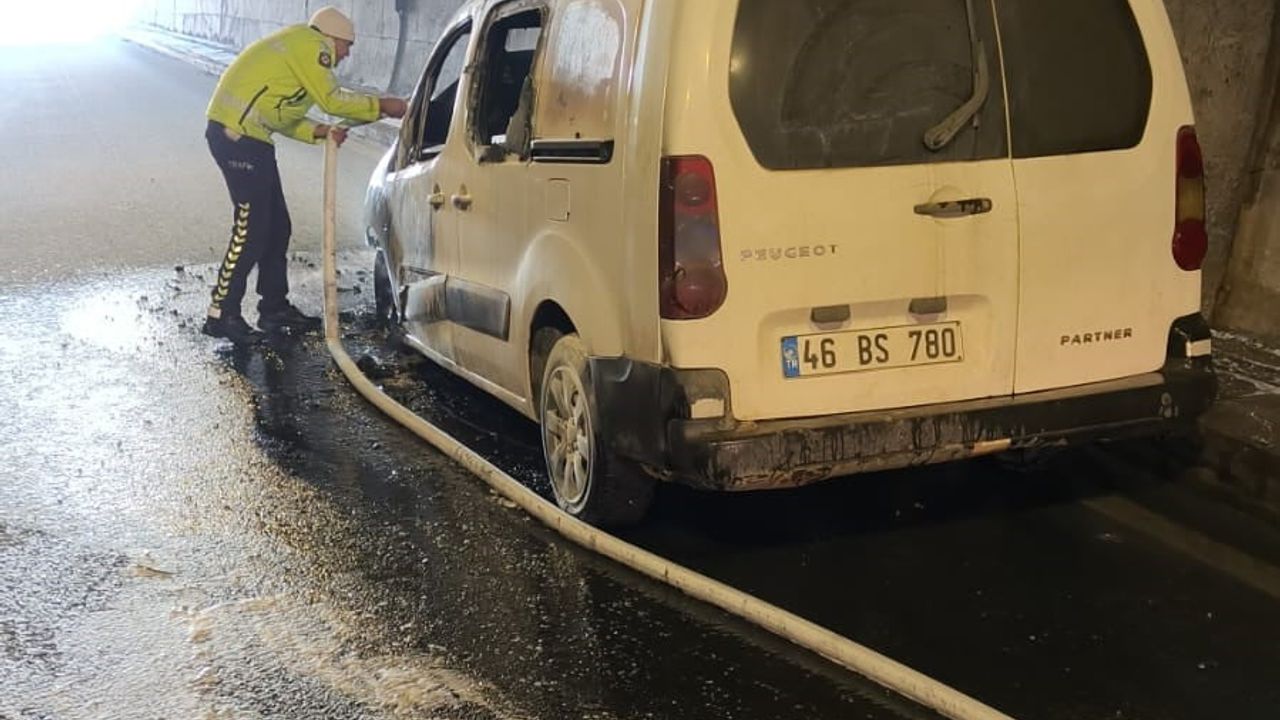 Kahramanmaraş'ta Tünelde Araç Yangını: Trafik Ekipleri Müdahale Etti