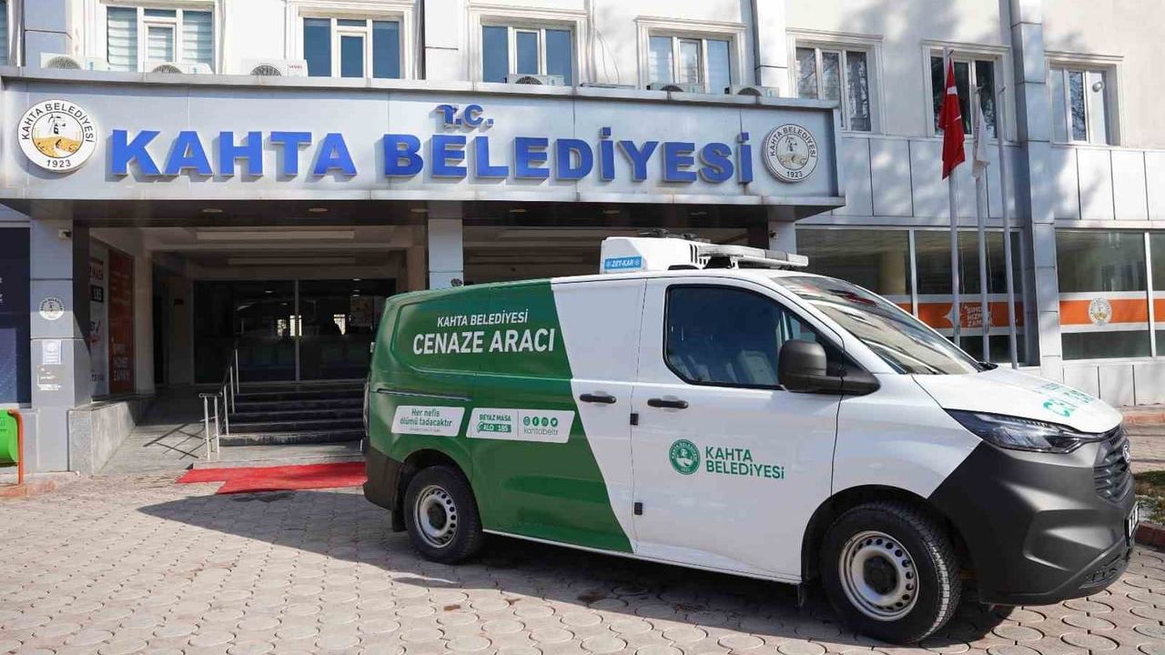 Kahta Belediyesi Araç Filosunu Güçlendirdi: 1 Cenaze Aracı, 2 Traktör