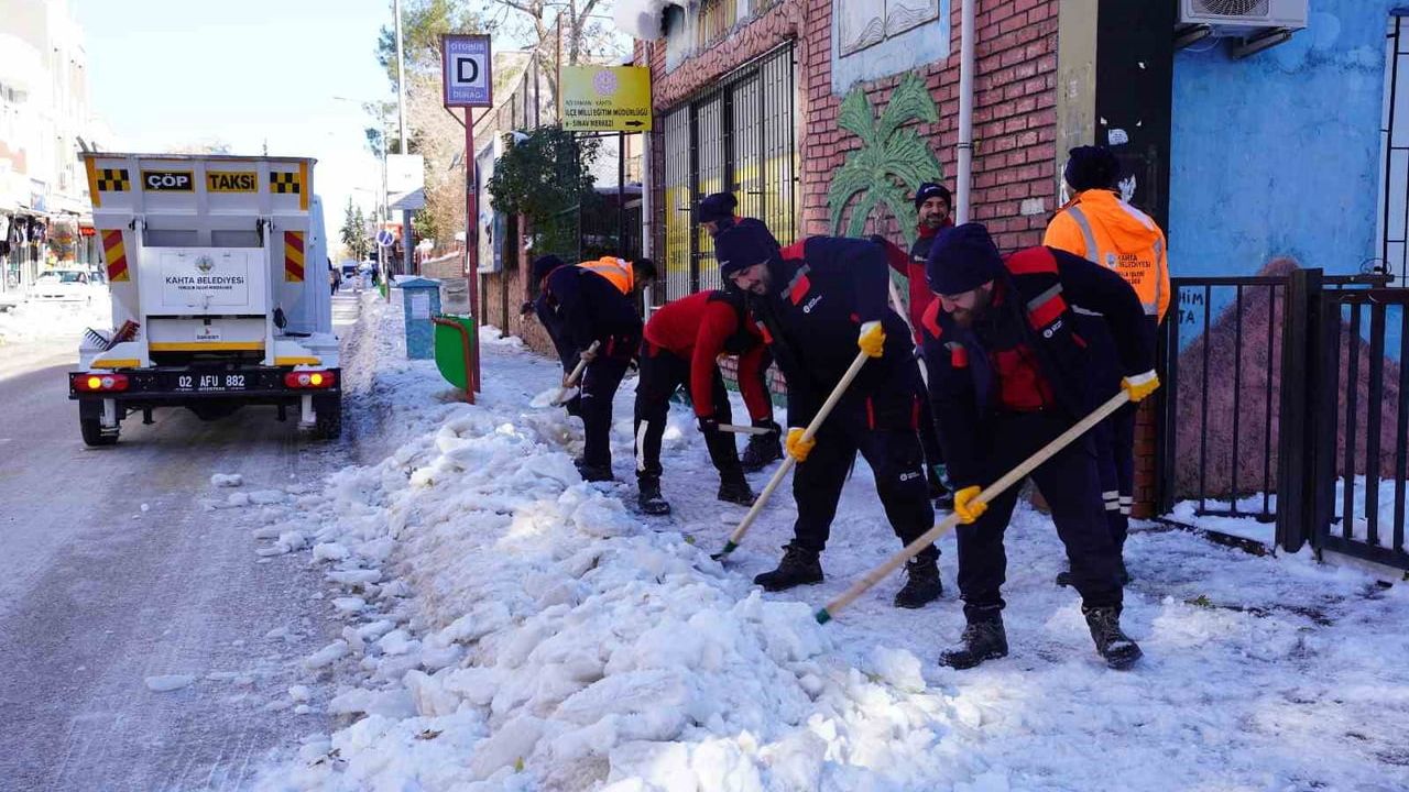 Kahta Belediyesi'nden Kesintisiz Karla Mücadele