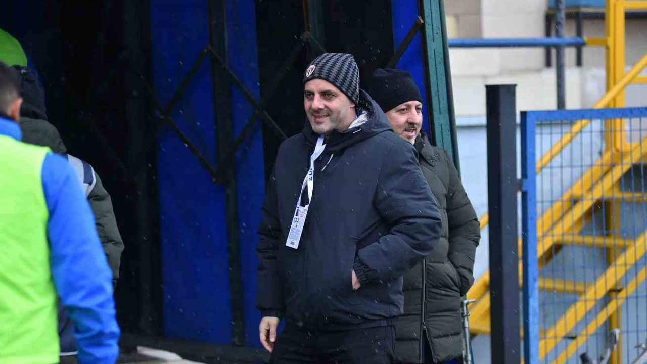 Kani Ademoğlu: 'Mağdur edebiyatı artık karşılık bulmuyor' — Pankarta destek