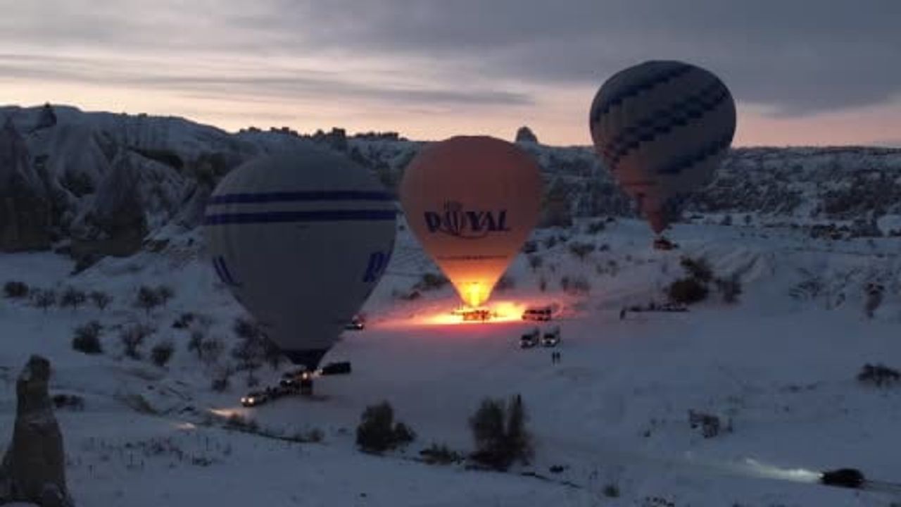 Kapadokya'da Sıcak Hava Balonları Karlarla Bir Hafta Sonra Yeniden Uçtu