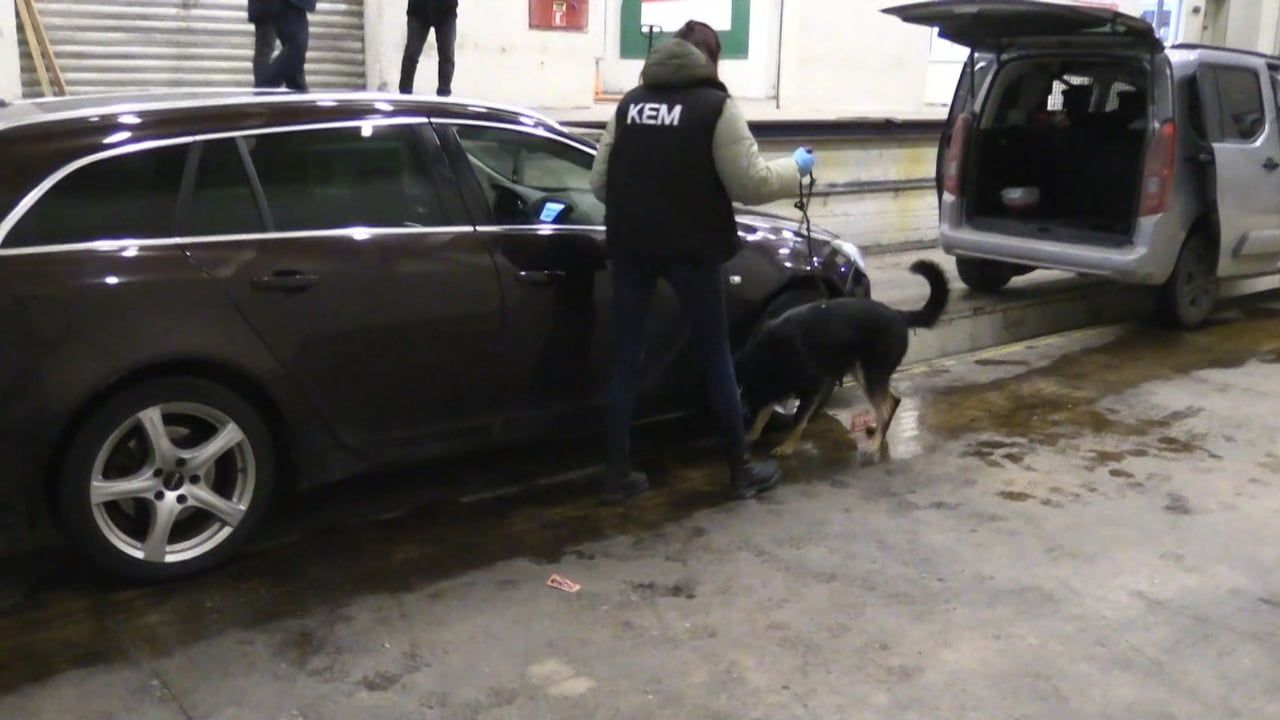 Kapıkule’de 165 kg esrar: Tır tavanı ile otomobillerde gizli bölmeler