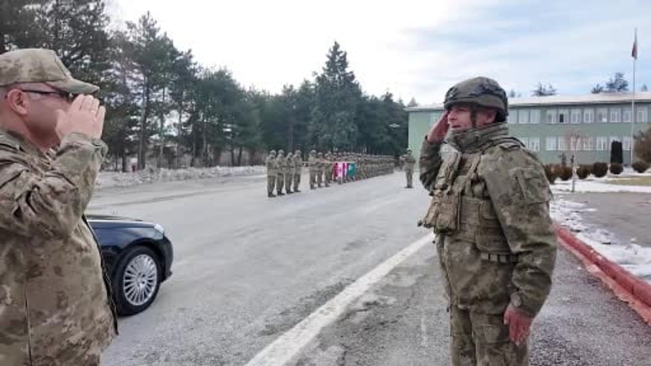 Kara Kuvvetleri Komutanı Orgeneral Metin Tokel 1’inci Komando Tugay Komutanlığı’nı Ziyaret Etti