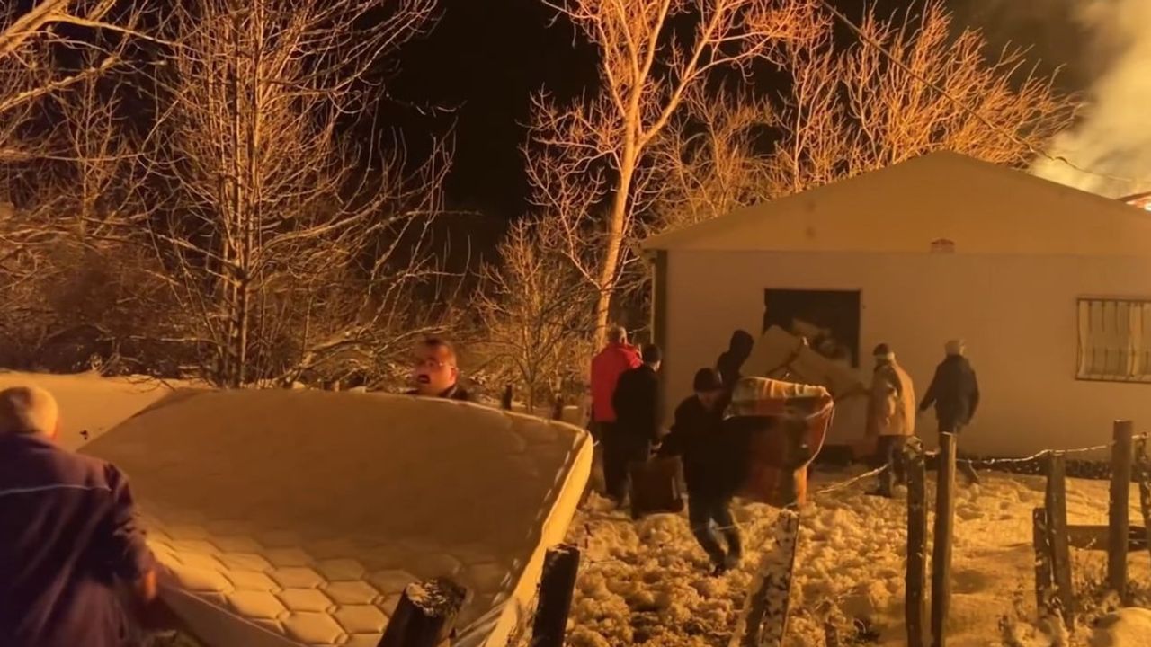 Karabük Eflani'de İki Katlı Ahşap Ev Kül Oldu