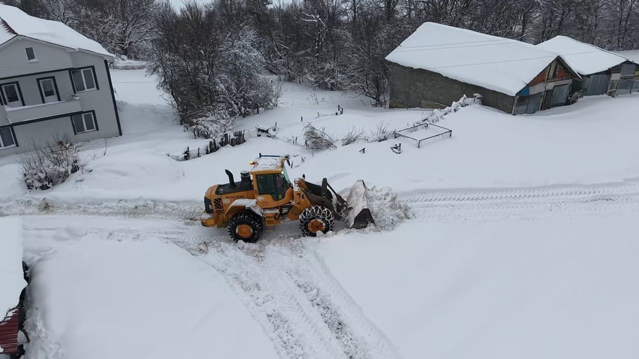 Karabük'te 144 Köy Yolu Ulaşıma Açıldı — 32 İş Makinesiyle Karla Mücadele