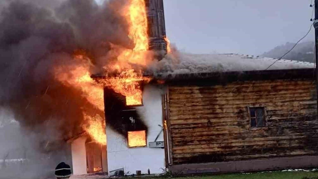 Karabük’te 450 Yıllık Ahşap Cami Alevlere Teslim Oldu
