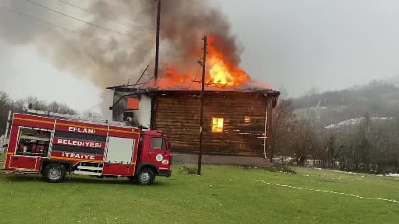 Karabük'te 450 yıllık Elekler Camii yangında kullanılamaz hale geldi