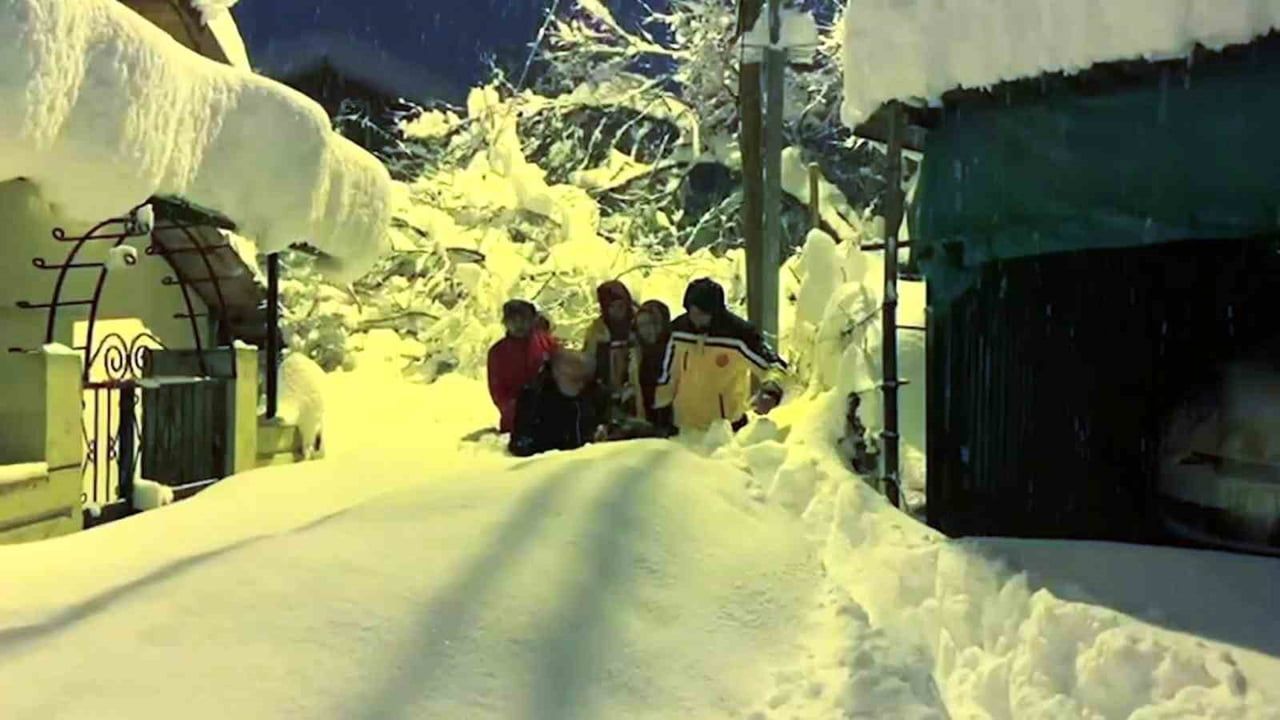 Karabük’te 80 santimetre karda 88 yaşındaki kadın güçlükle taşındı