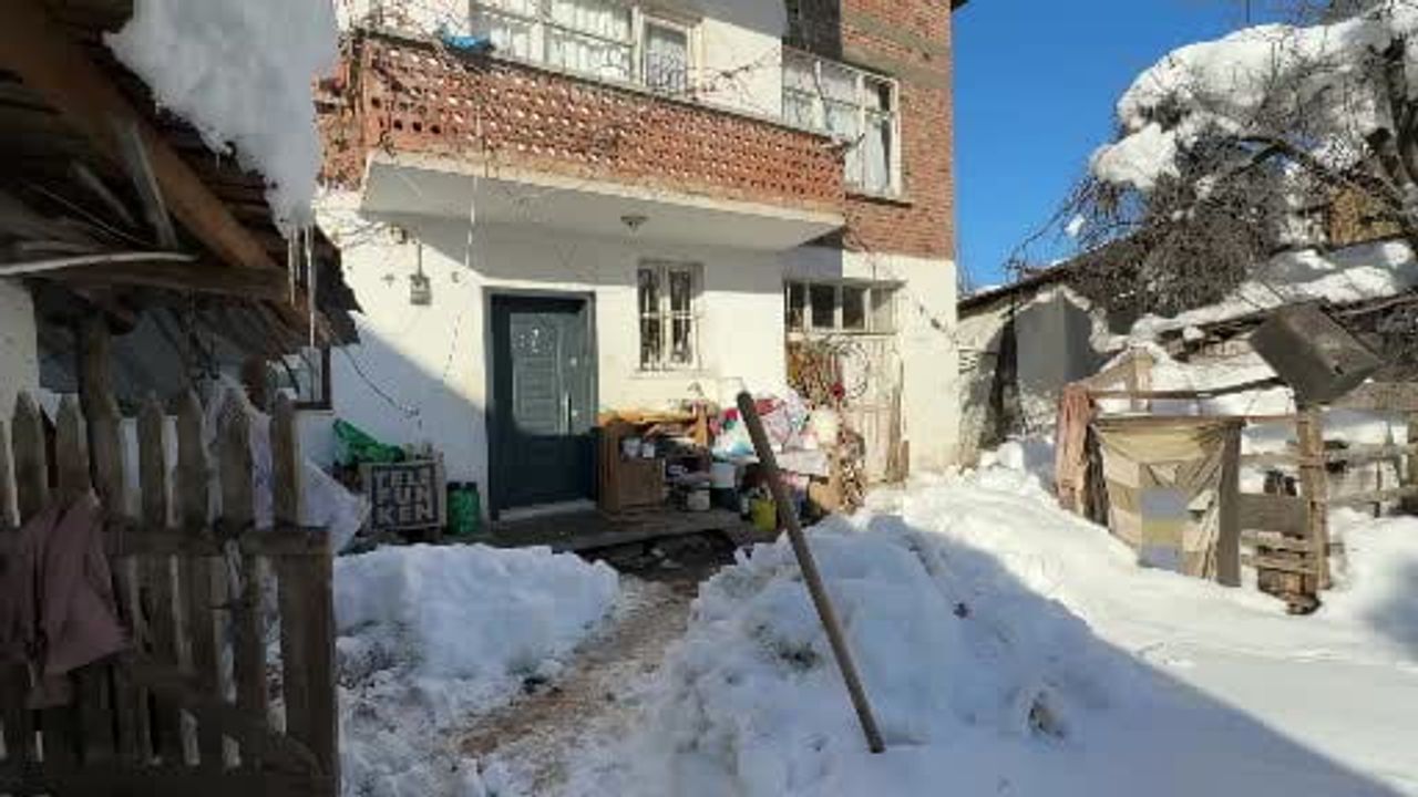 Karabük'te 80 Yaşındaki Kadın Bahçede Donmuş Halde Ölü Bulundu