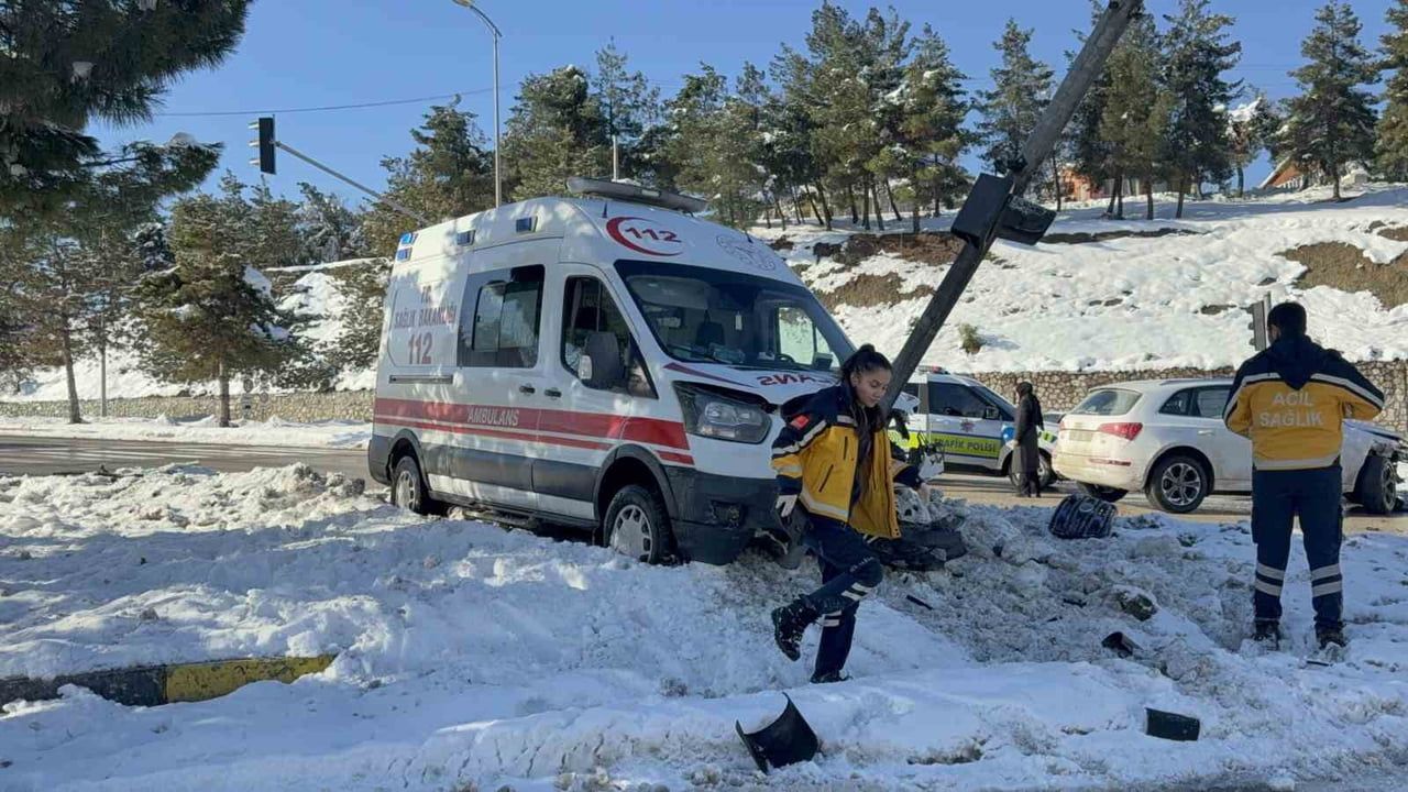 Karabük'te Ambulans ile Otomobil Çarpıştı: 2 Sağlık Çalışanı Yaralandı
