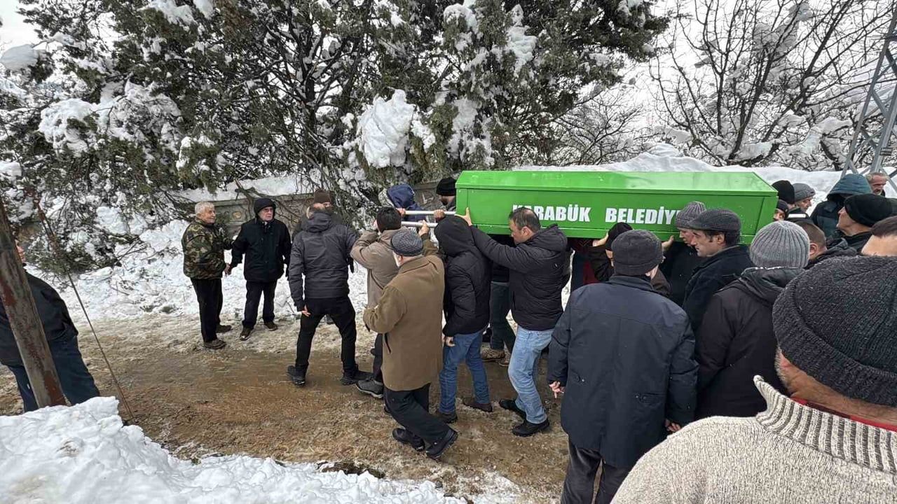 Karabük'te Arka Bahçede Donmuş 80 Yaşındaki Kadın Toprağa Verildi