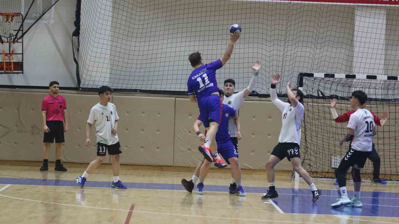 Karabük'te Hentbol Maçında Hakeme Saldırı Girişimi — Sefer Kambur Kırmızı Kartla Atıldı