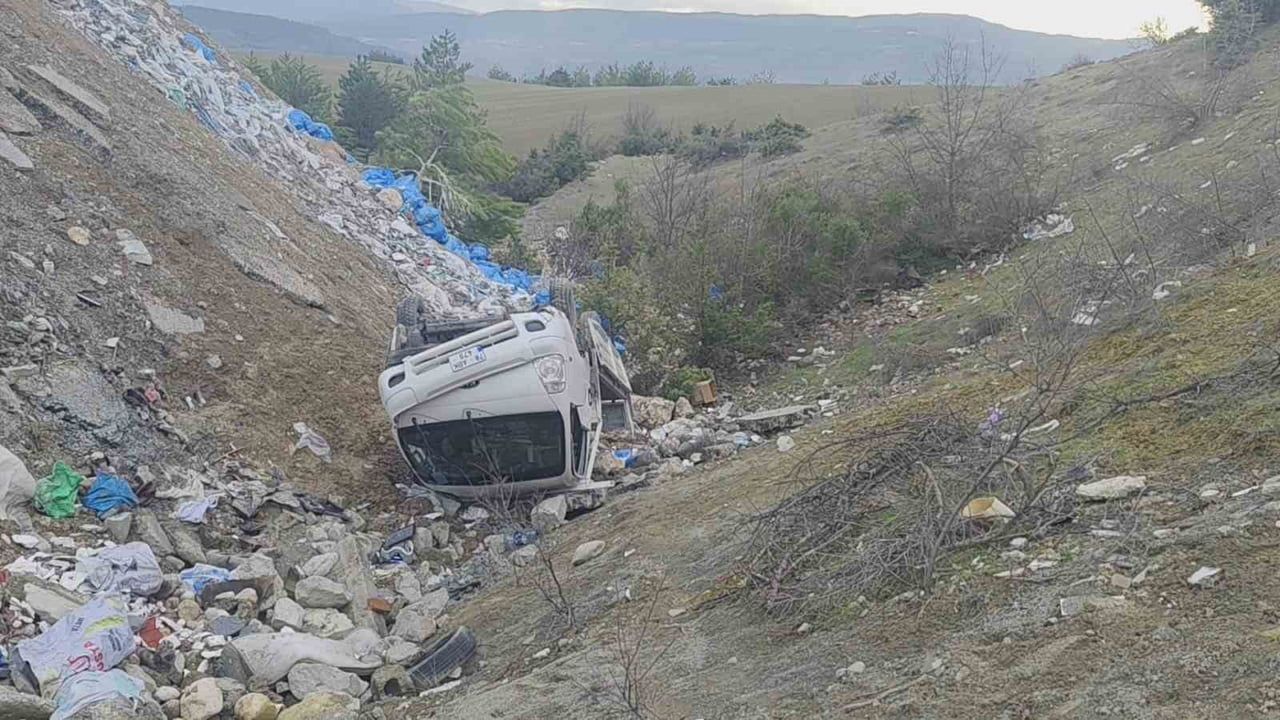 Karabük'te Kamyonet Şarampole Yuvarlandı: 2 Yaralı