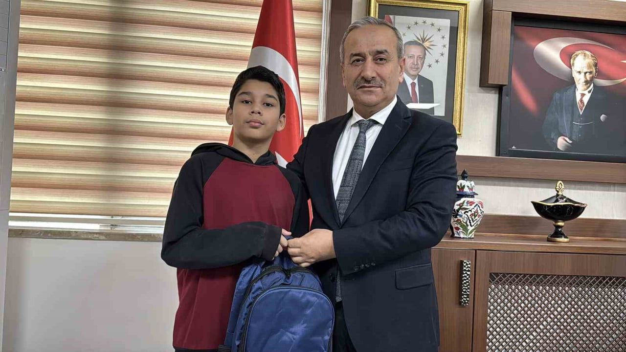 Karabük’te Kar Altında İstiklal Marşı’na Eşlik Eden Türkmen Öğrenci Ödüllendirildi