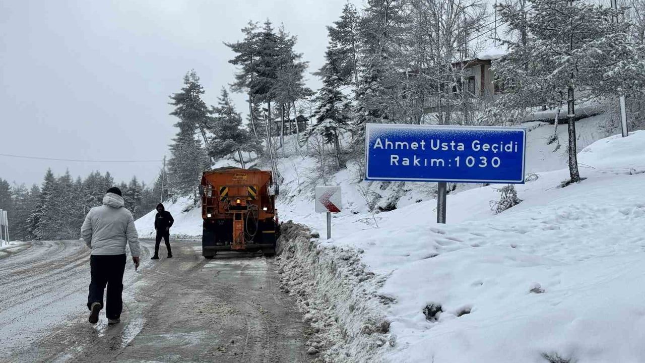 Karabük’te Kar Yağışı: Karayolları Safranbolu-Bartın Yolunda Aralıksız Çalışıyor