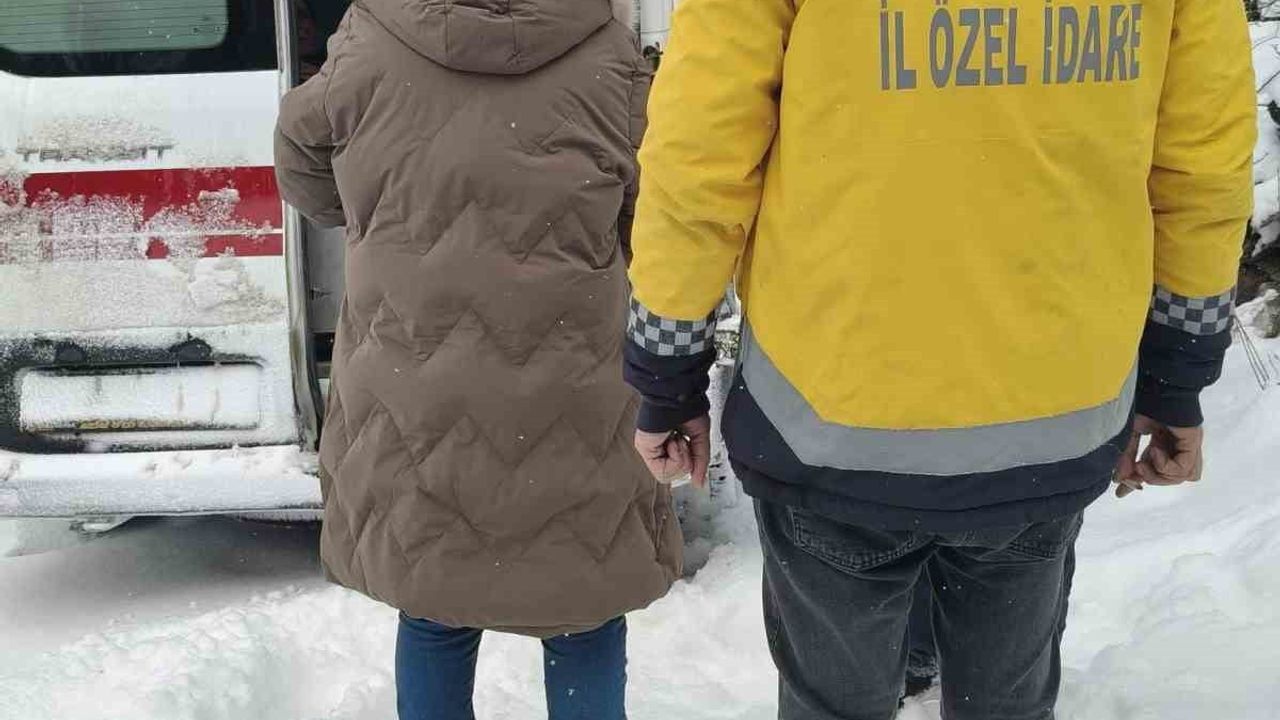 Karabük'te Kış Mücadelesi: Köy Yolları Açıldı, Ambulanslar Ulaştı