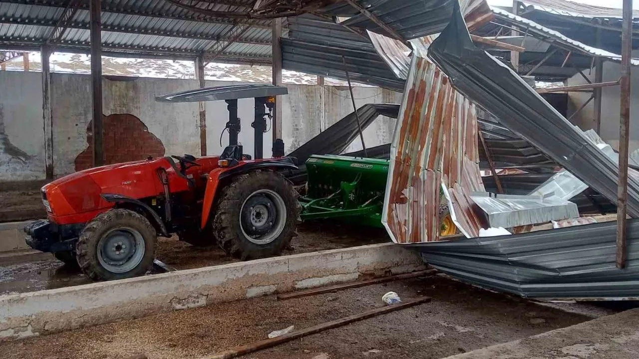 Karabük'te Mandıra Çatısı Çöktü: 4 Ton Buğday ve 2 Traktör Zarar Gördü