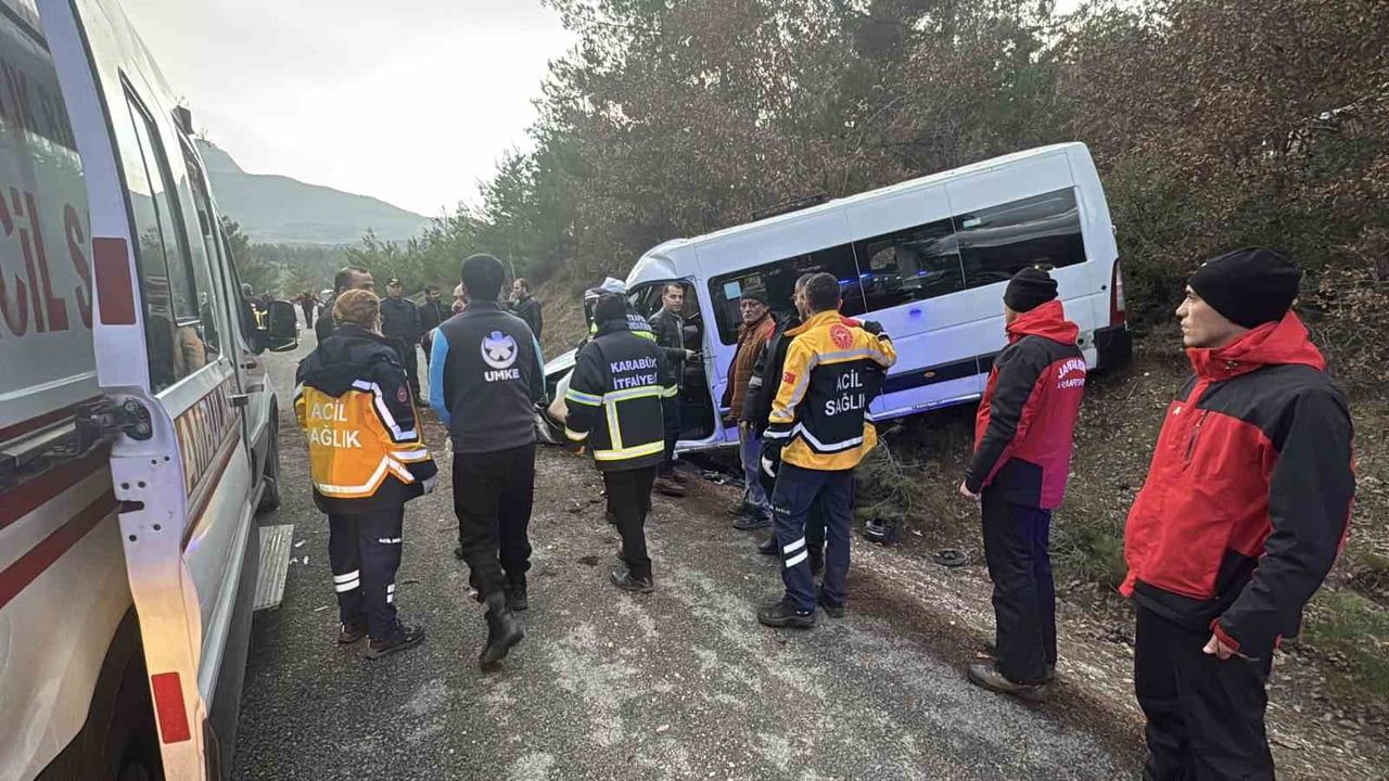 Karabük’te Minibüs Şarampole Uçtu: 17 Yaralı