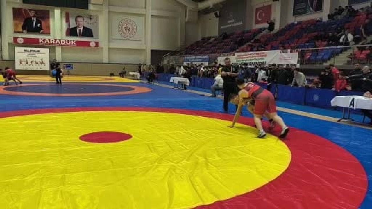 Karabük'te Okul Sporları Güreş Grup Müsabakaları Başladı