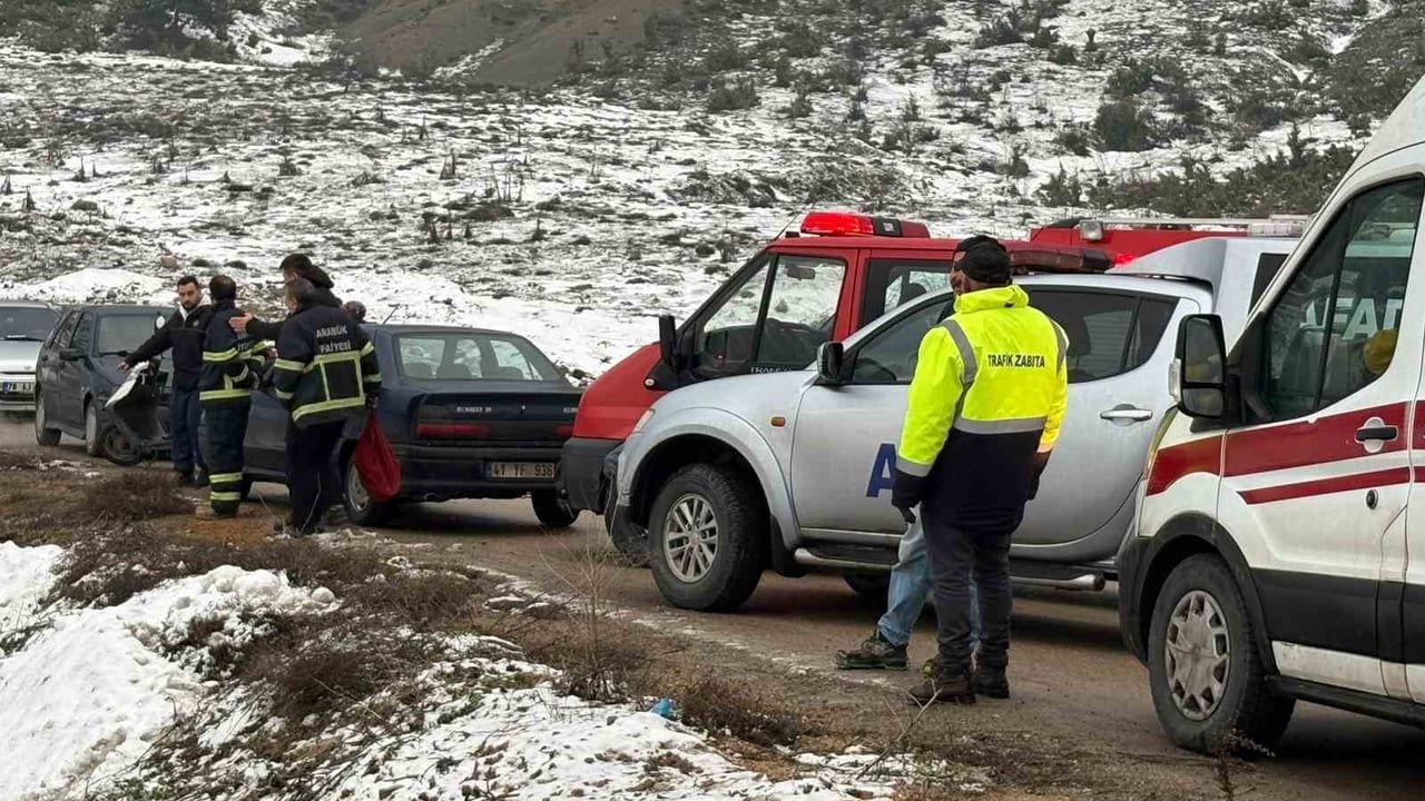 Karabük'te Otomobil Boş Araziye Uçtu: Sürücü Yaralandı