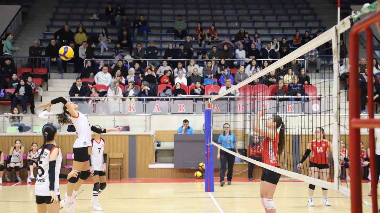 Karabük'te Voleybol Midi Kızlar İl Birinciliği Sona Erdi