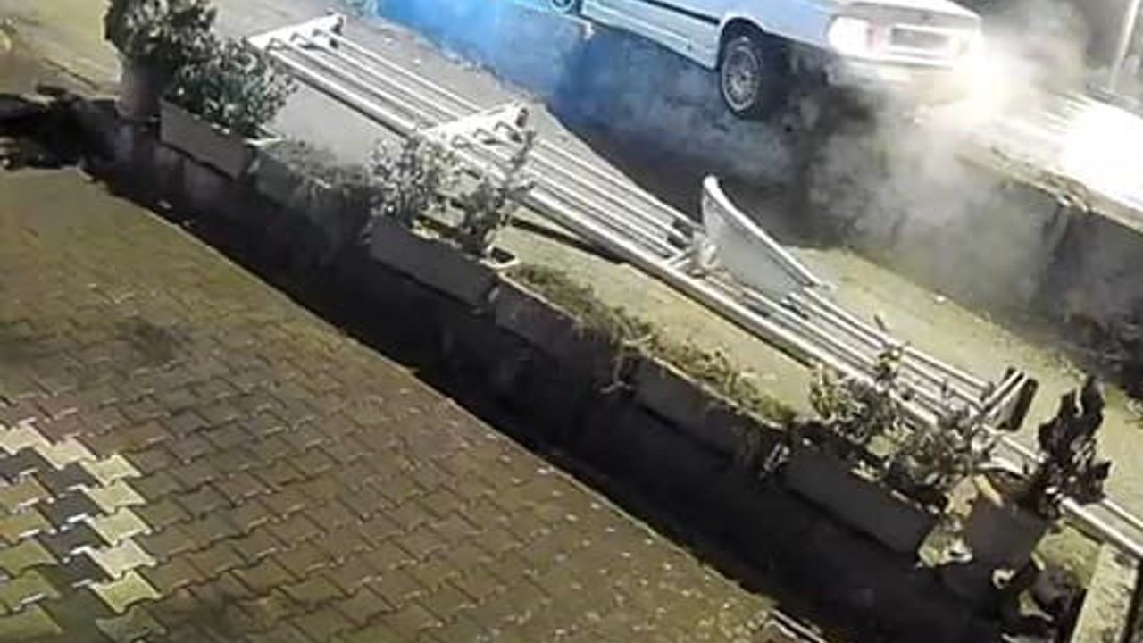 Karabük'te yağışta kayan otomobil korkuluklara çarparak askıda kaldı — Kaza kamerada