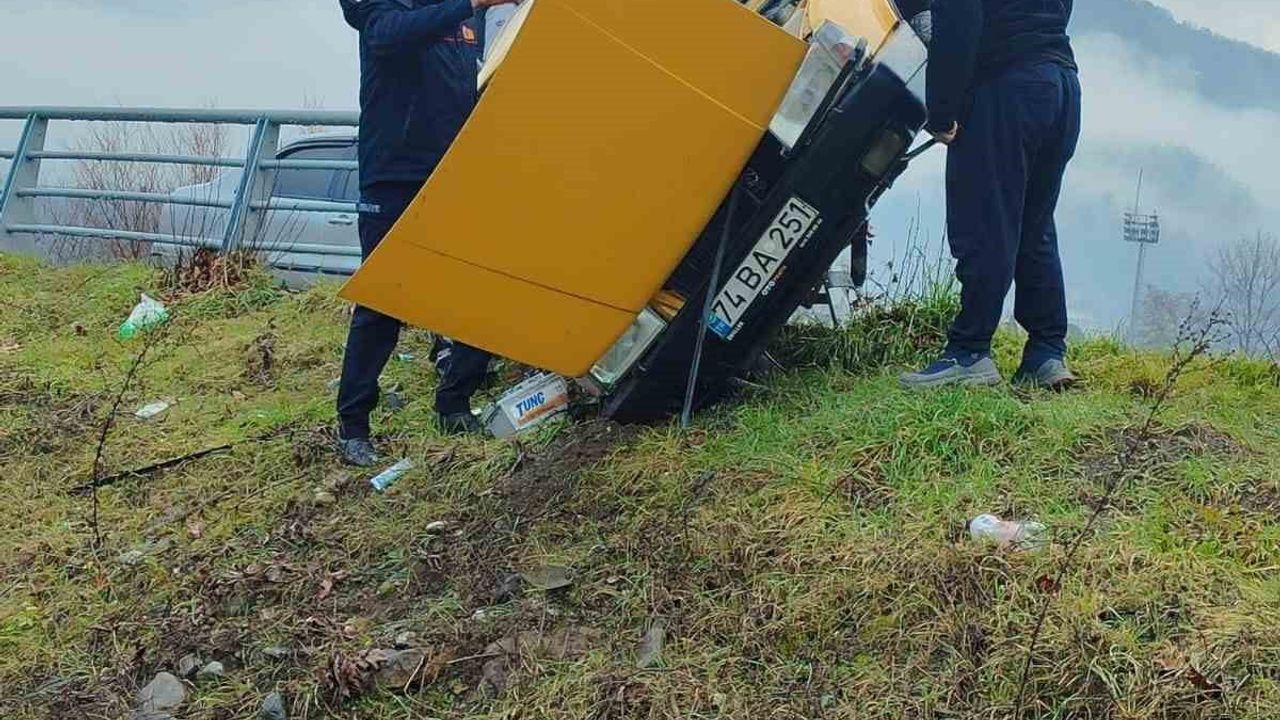 Karabük Yenice’de Otomobil Demir Bariyere Çarptı: 1 Yaralı